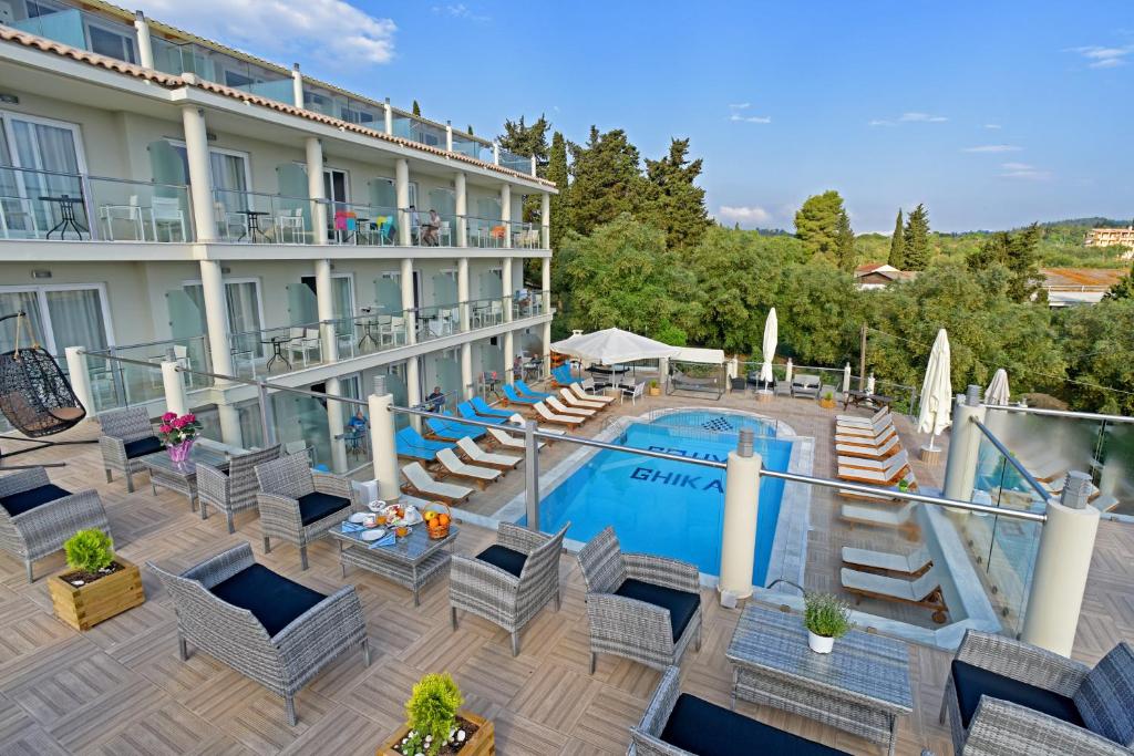 widok z powietrza na hotel z basenem w obiekcie Palapart Gikas Gouvia w Gouvii