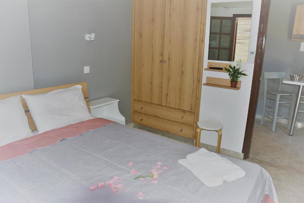 プラタニアスにあるStellar Apartments IIのベッドルーム1室(ピンクの花が咲くベッド1台付)