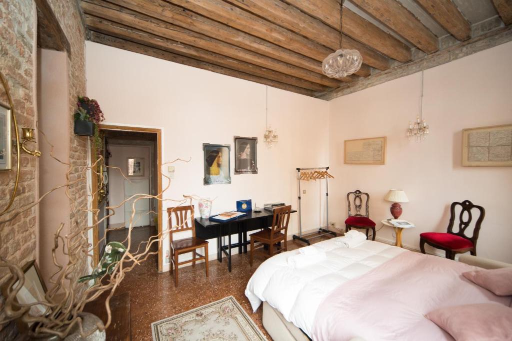 Schlafzimmer mit einem Bett, einem Tisch und Stühlen in der Unterkunft San Polo Home in Venedig