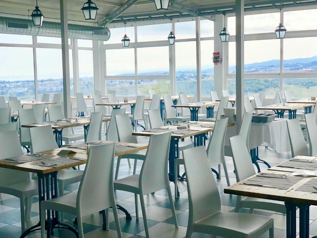 A restaurant or other place to eat at TRH Paraíso