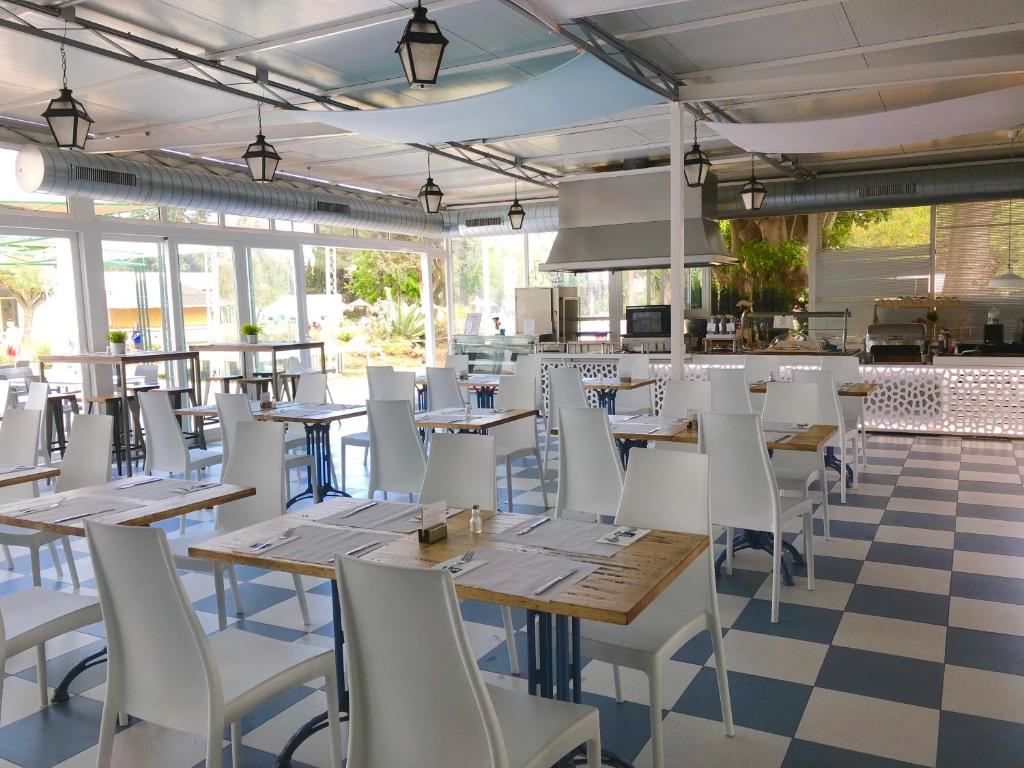 A restaurant or other place to eat at TRH Paraíso