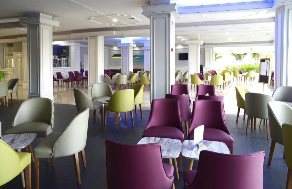 A restaurant or other place to eat at TRH Paraíso