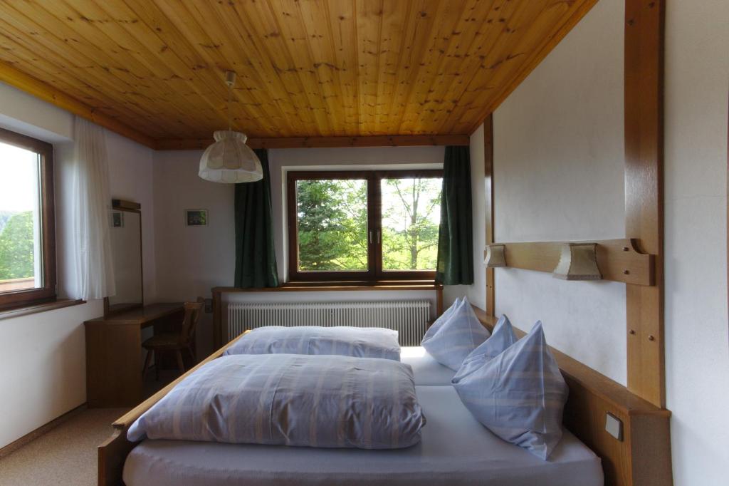 een slaapkamer met 2 bedden en een houten plafond bij Kulmblick in Ramsau am Dachstein