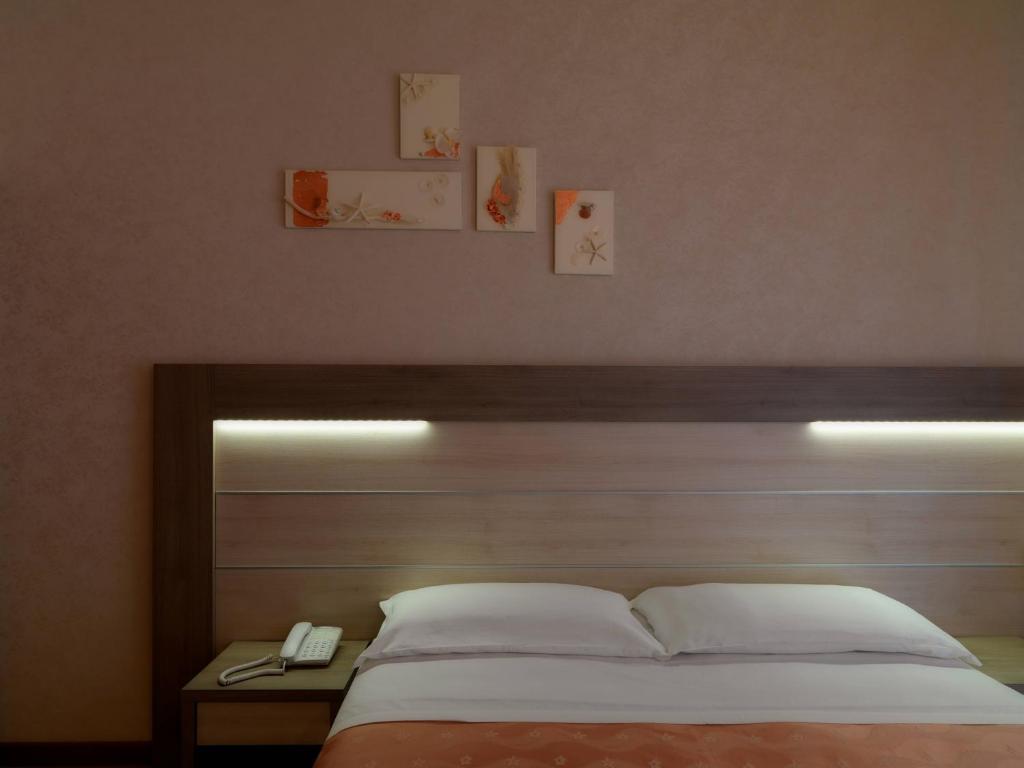 Postel nebo postele na pokoji v ubytování Hotel Ombretta Mare