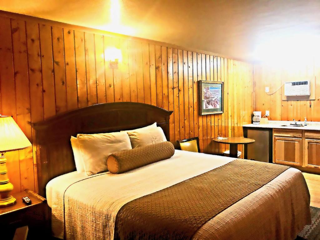 Giường trong phòng chung tại Caboose Motel & Gift Shop