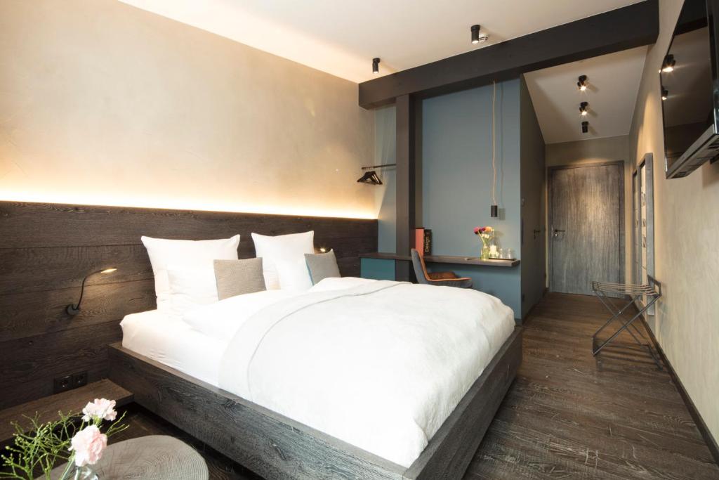 um quarto com uma grande cama branca em Wailtl Hotel em Dorfen