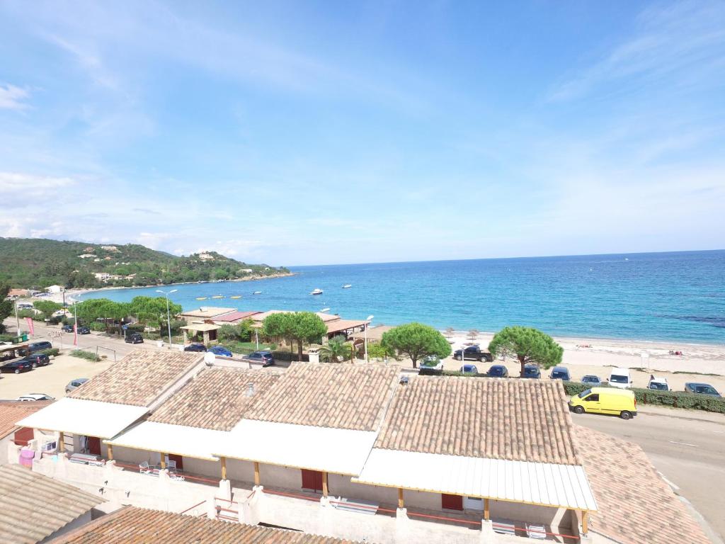 - une vue sur la plage depuis le toit d'un bâtiment dans l'établissement A Rossa Location, à Favone