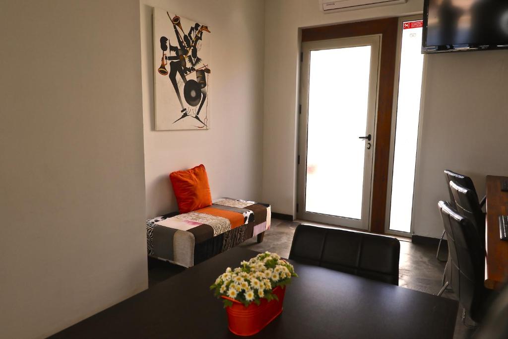 TV a/nebo společenská místnost v ubytování Lost & Found - Guesthouse & Suites