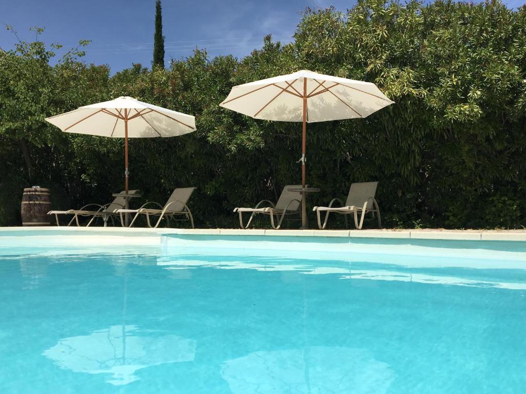 Bazén v ubytování Logis Hôtel La Bastide des Monges nebo v jeho okolí
