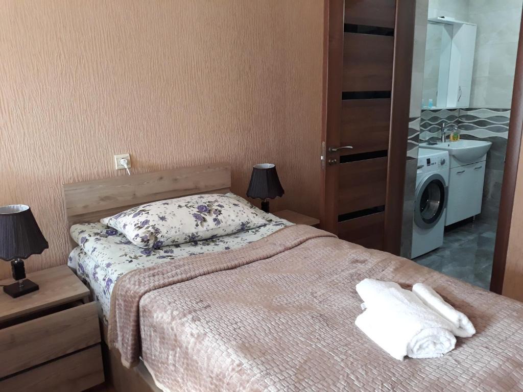 Postel nebo postele na pokoji v ubytování Kazbegi Guide