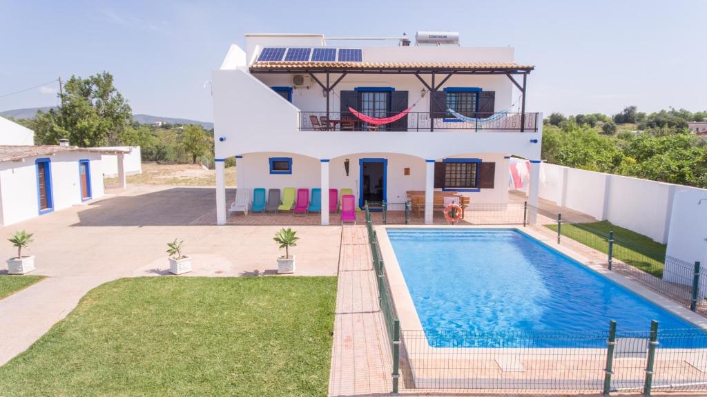 Villa con piscina frente a una casa en Quinta Toca do Mocho, en Quelfes