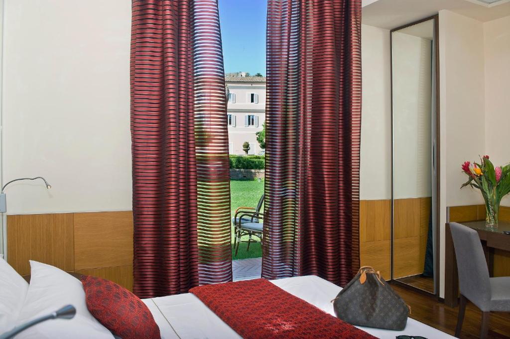 Postel nebo postele na pokoji v ubytování Kolbe Hotel Rome