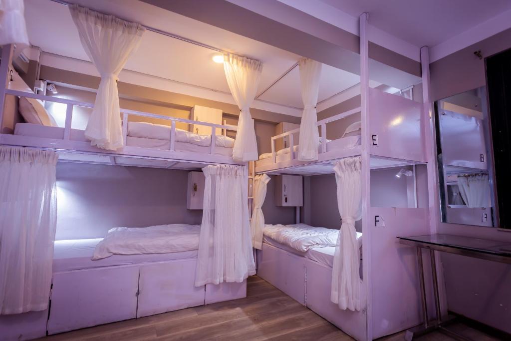 Двухъярусная кровать или двухъярусные кровати в номере 8848 Hostel