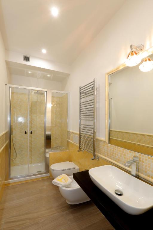 łazienka z umywalką, prysznicem i toaletą w obiekcie Relais Ohana - De Vivo Realty w mieście Arola