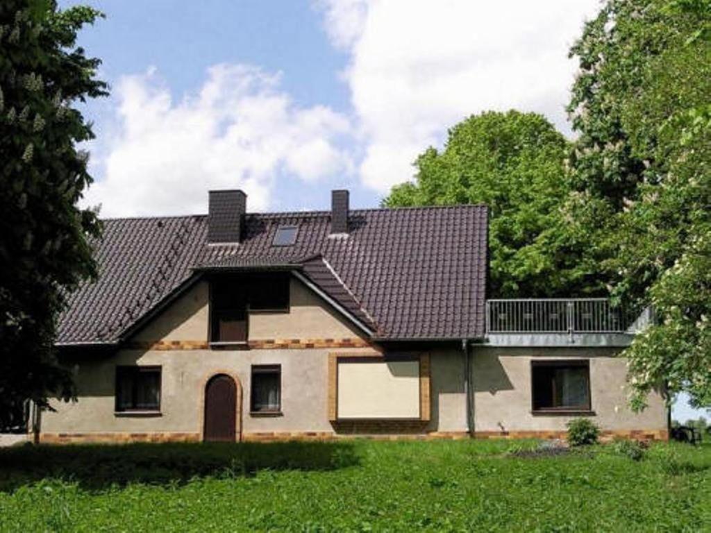 PoseritzにあるFerienwohnung-Natur-pur-Wohnung-4の緑地黒屋根の家