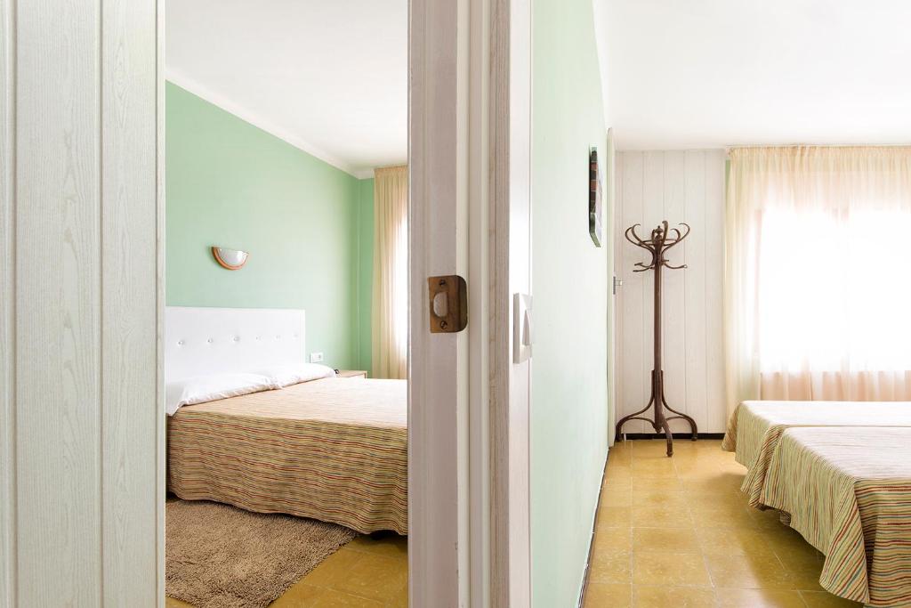 Postel nebo postele na pokoji v ubytování Hostal Fabrellas