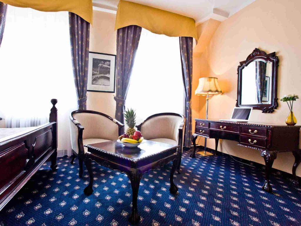 Postel nebo postele na pokoji v ubytování Pytloun Old Armoury Hotel Prague, Stará Zbrojnice