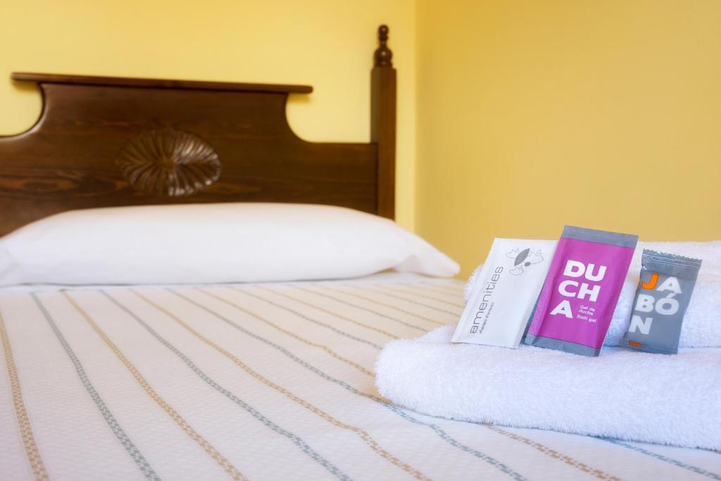 Postel nebo postele na pokoji v ubytování Hostal Fabrellas