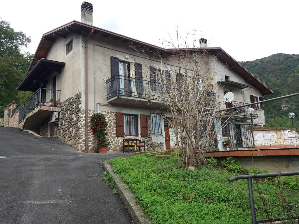 Casa Vacanze CIMMO في Tavernole sul Mella: منزل على جانب الطريق