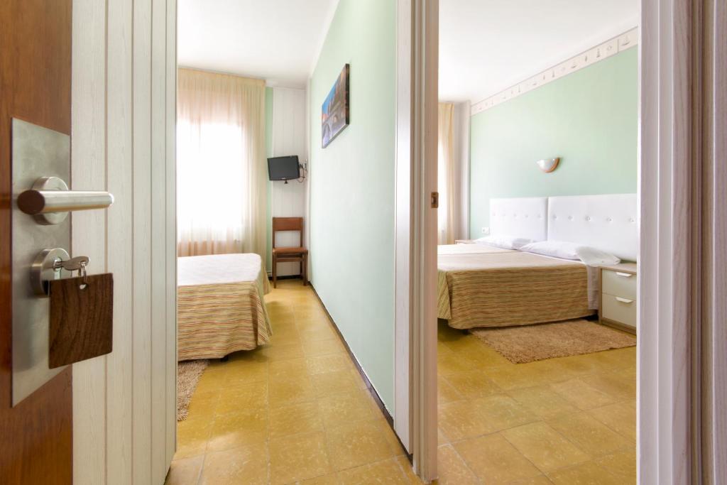 Postel nebo postele na pokoji v ubytování Hostal Fabrellas