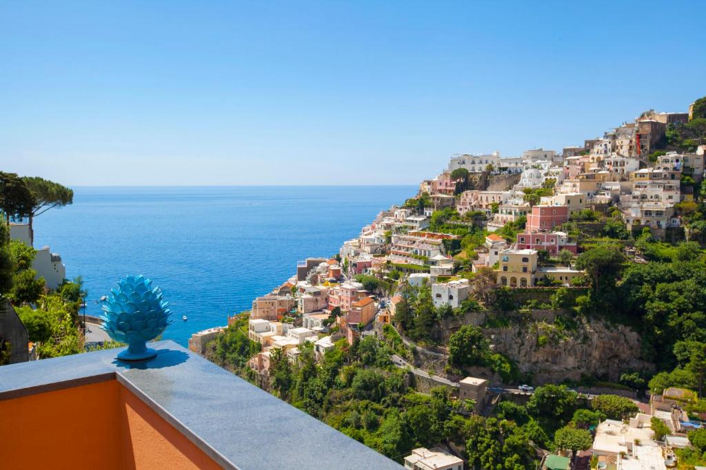 uma vista para uma cidade sobre uma colina com o oceano em Il Moro Di Positano em Positano
