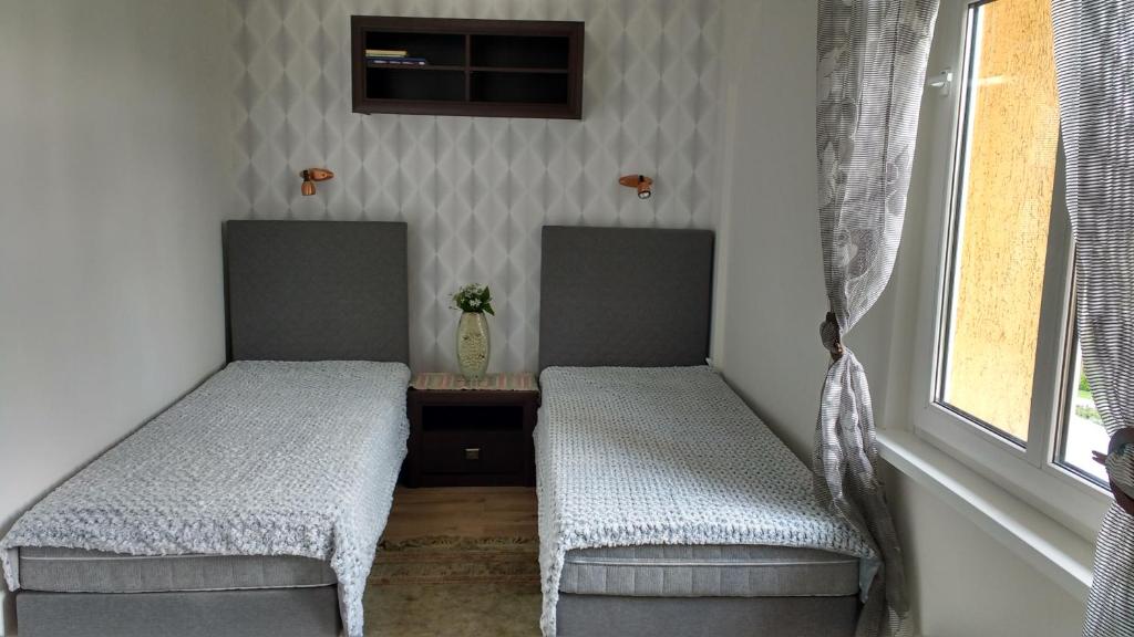 ソポトにあるSopot Karlikowoのツインベッド2台 窓付きの部屋