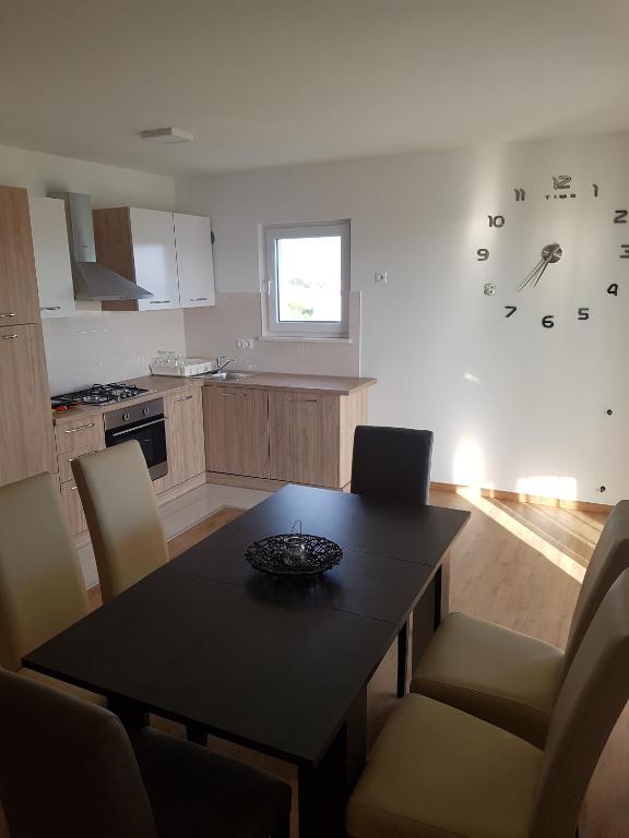 Kuchyňa alebo kuchynka v ubytovaní Apartments Kalajica