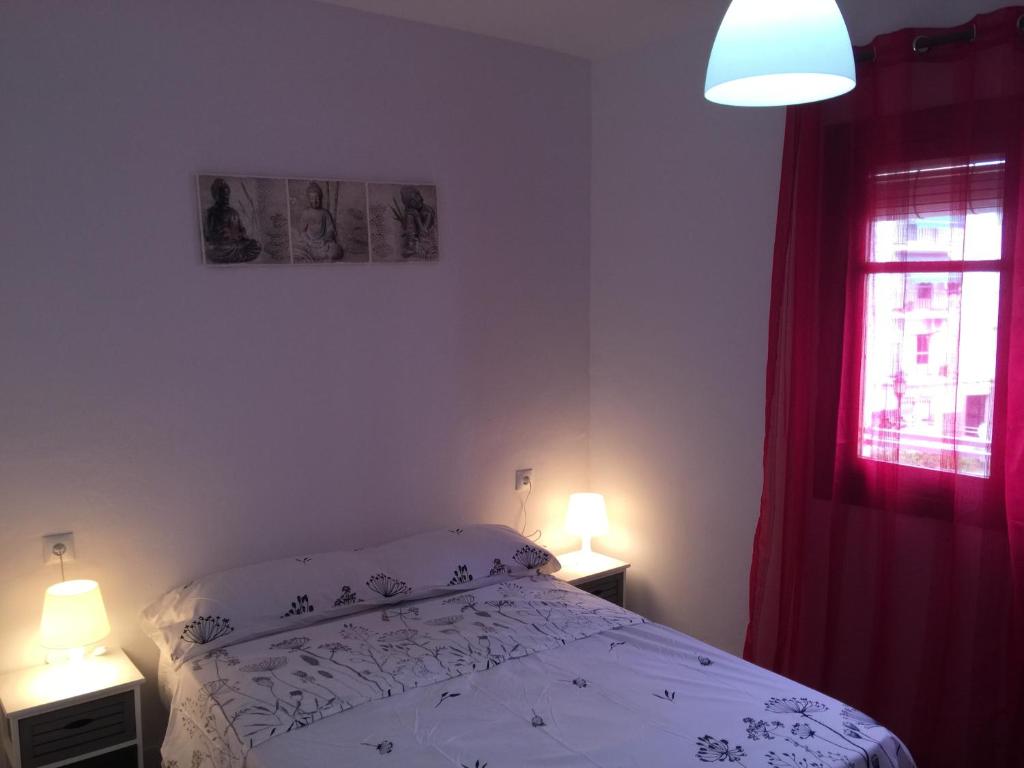 ロンダにあるDa Vinci Avda Malagaのベッドルーム1室(ベッド1台、ランプ2つ、テーブル2台付)