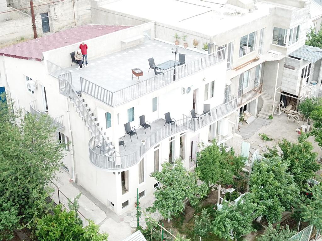 una vista aérea de un edificio blanco con una escalera de caracol en Upstairs Hotel Tbilisi, en Tiflis
