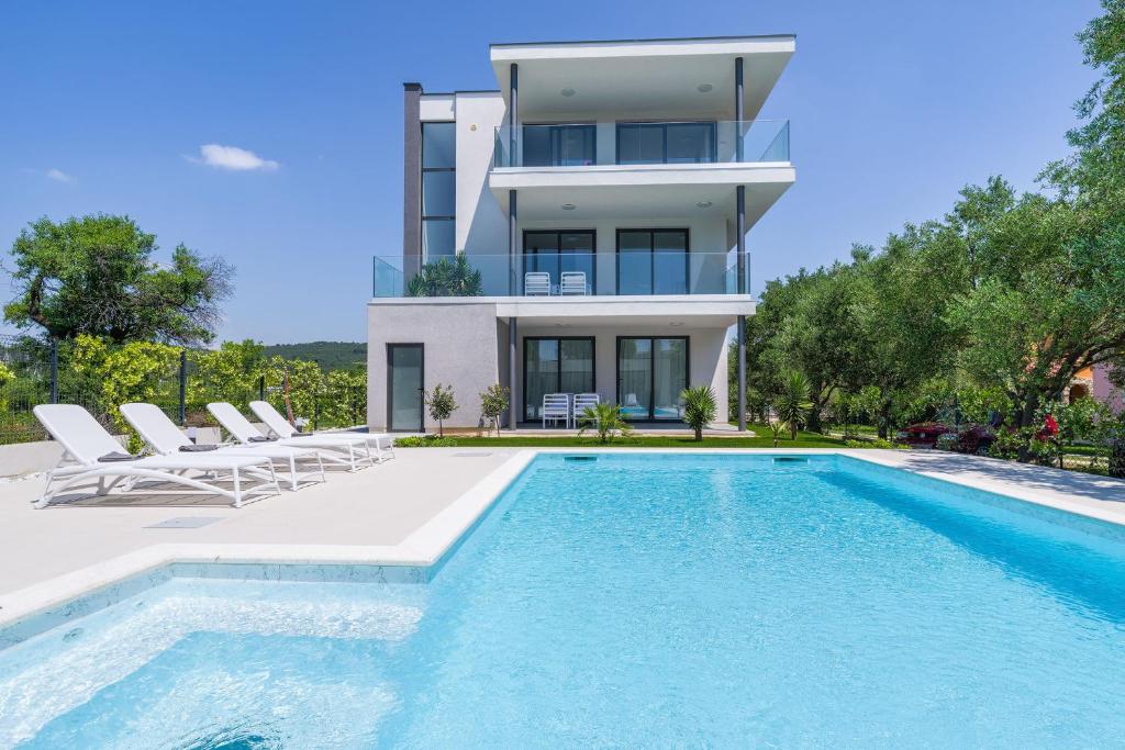 une villa avec une piscine et une maison dans l'établissement D. Marine Apartments, à Bibinje