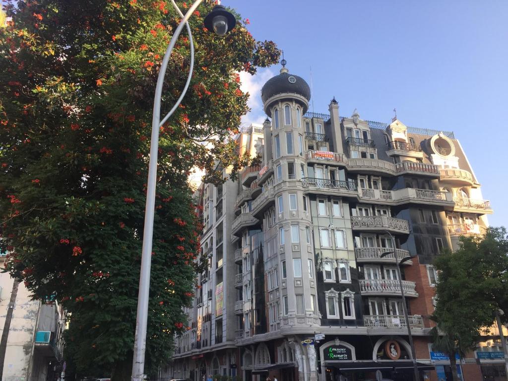 un gran edificio en una calle con un semáforo en Love at First Sight Apartment en Batumi