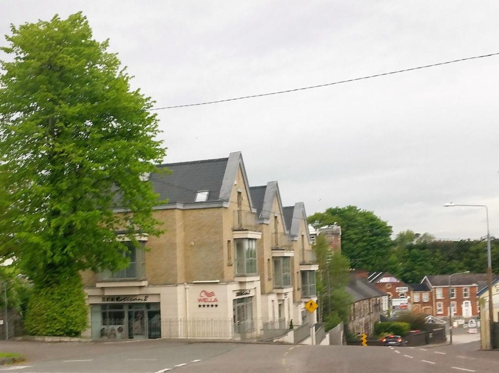 een oud gebouw op de hoek van een straat bij Oakleigh House, Apartment 1 in Cork