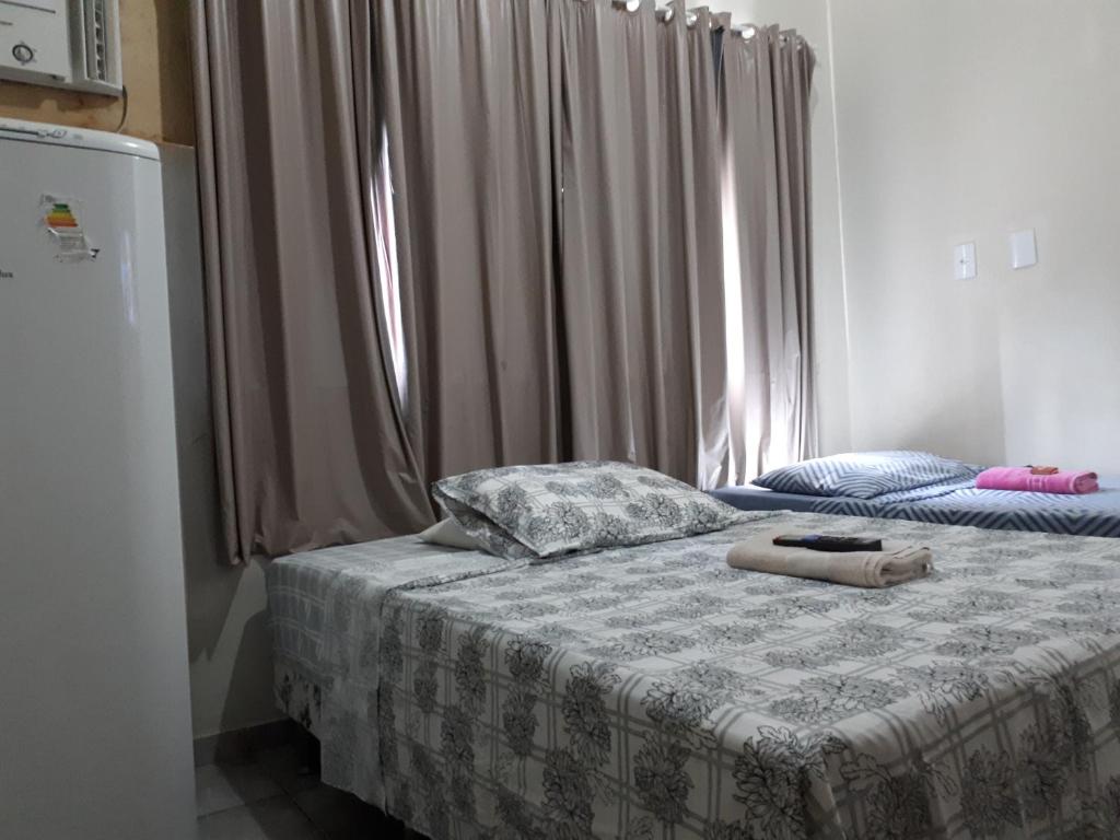 Schlafzimmer mit einem Bett und einem Fenster in der Unterkunft Apartamento Temporada Amazonas in Manaus