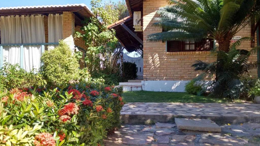 Um jardim no exterior de Pousada 7 Mares