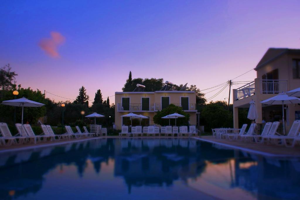 Bazén v ubytování Yianetta Hotel Apartments nebo v jeho okolí