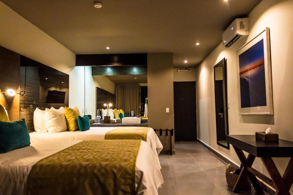 Postel nebo postele na pokoji v ubytování KABAH Cancun Hotel Boutique