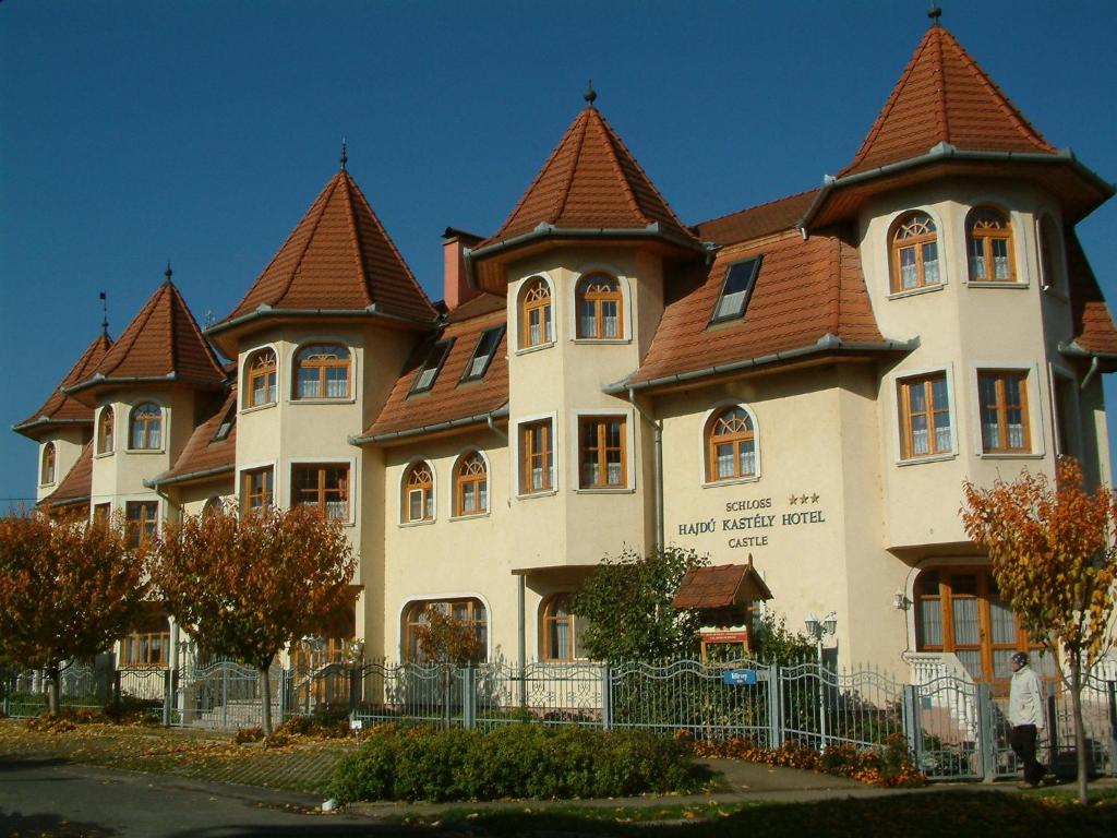 un grand bâtiment avec des tourelles en haut dans l'établissement Hajdú Kastély Hotel, à Hajdúszoboszló