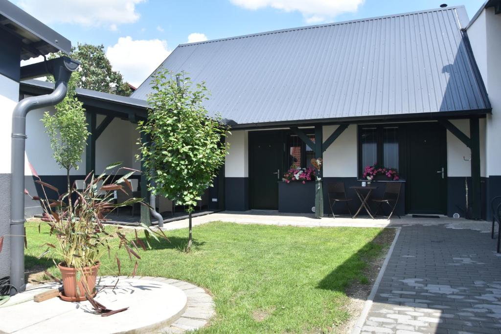 ein Haus mit schwarzem Dach in der Unterkunft Na Útesu in Jindřichův Hradec