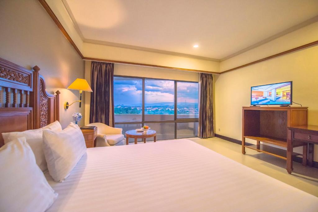 Postel nebo postele na pokoji v ubytování Loei Palace Hotel