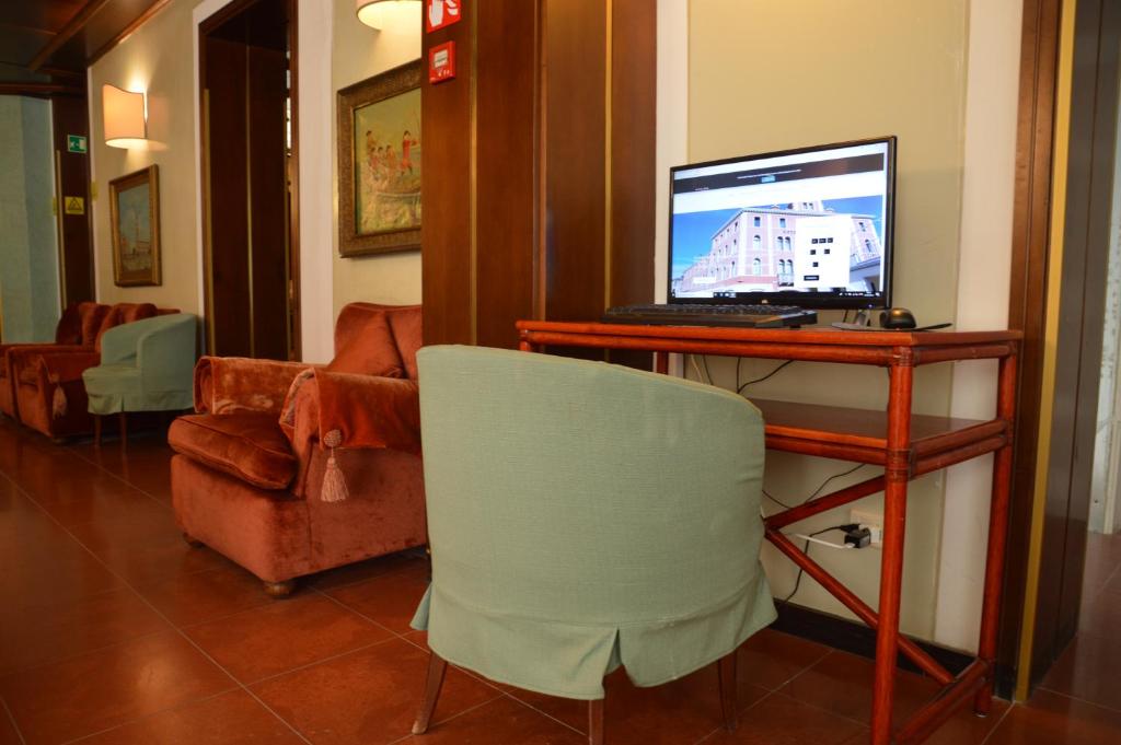 TV a/nebo společenská místnost v ubytování Hotel Le Boulevard