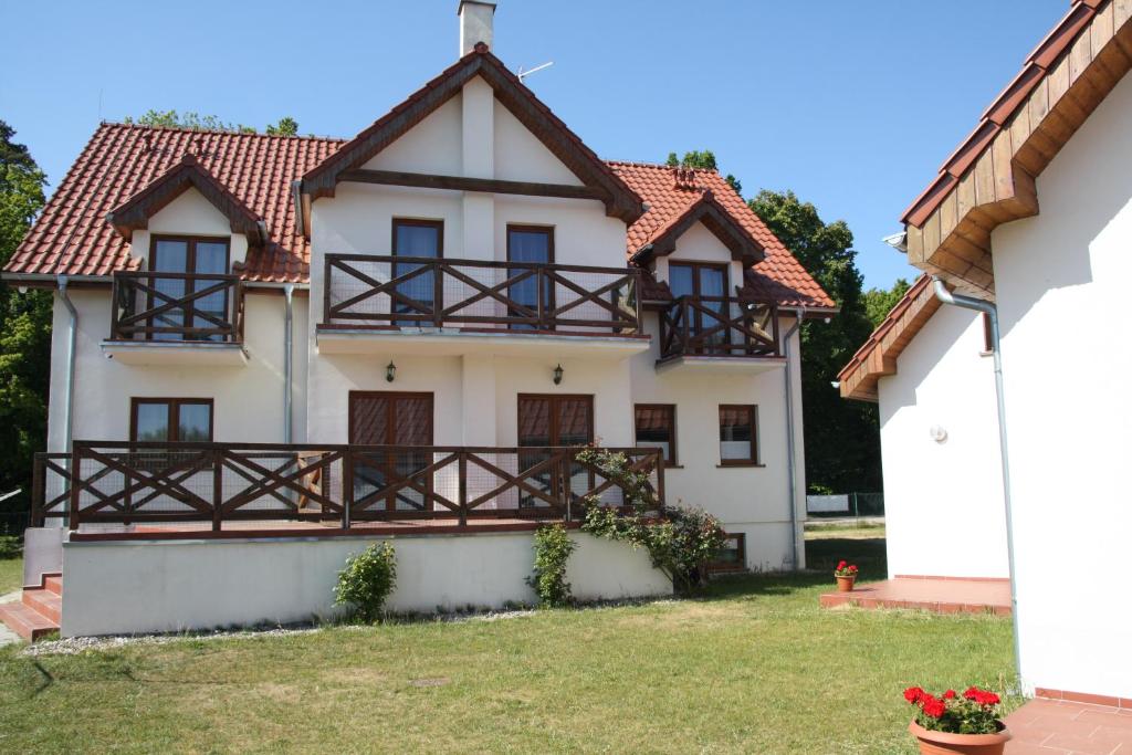 uma grande casa branca com um telhado vermelho em Pelikan em Niechorze