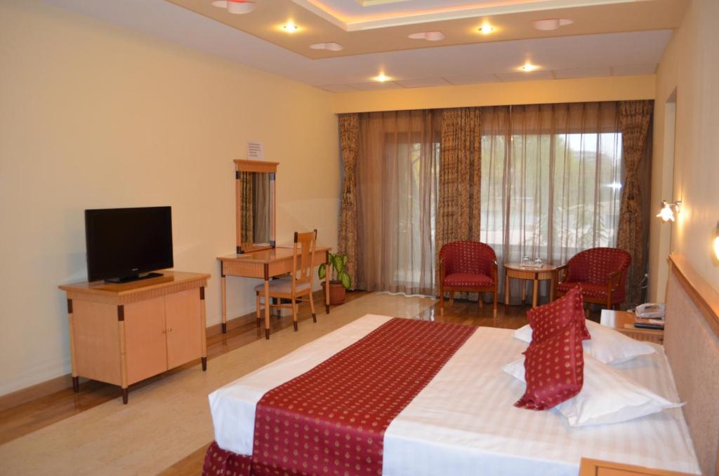 a hotel room with a bed and a television at Hotel La Scoica Land in Mamaia Sat/Năvodari