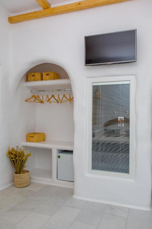Televízia a/alebo spoločenská miestnosť v ubytovaní Galini Hotel