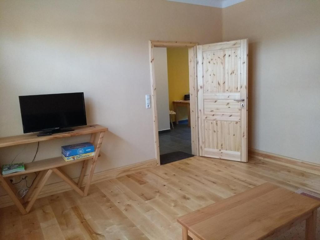 an empty living room with a television and a table at Verdener Str.8 in Walsrode