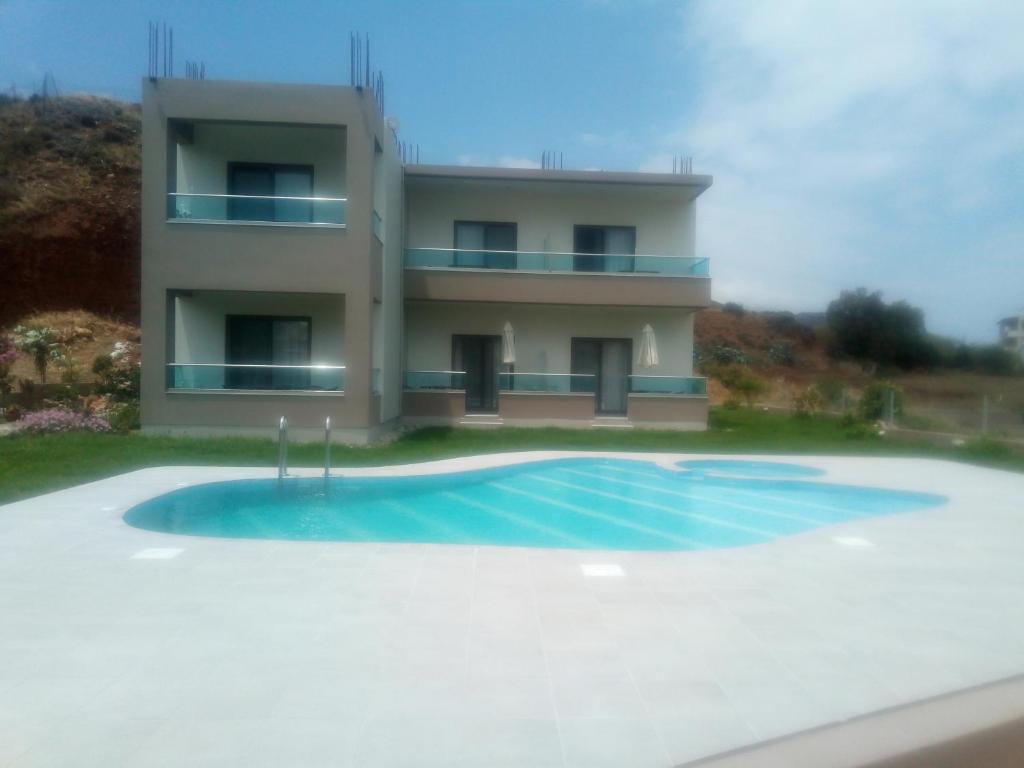 Basen w obiekcie Efrilias Studios & Apartments lub w pobliżu