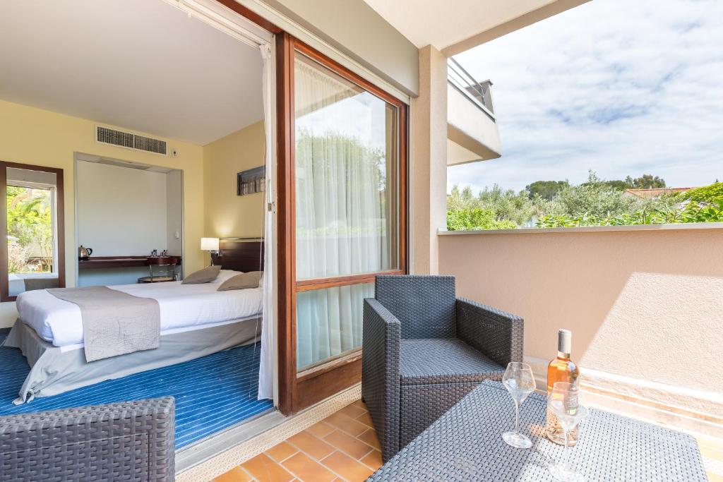 Postel nebo postele na pokoji v ubytování Hotel Brise de Mer - Piscine intérieure & extérieure