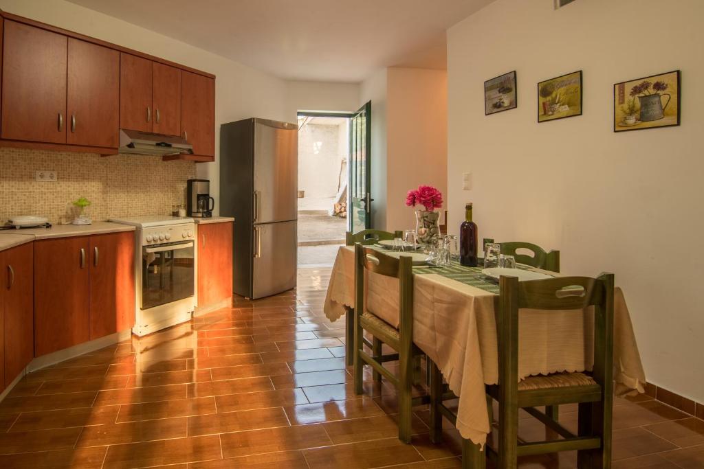 Kuchyň nebo kuchyňský kout v ubytování Evaggelias Home Gavalochori