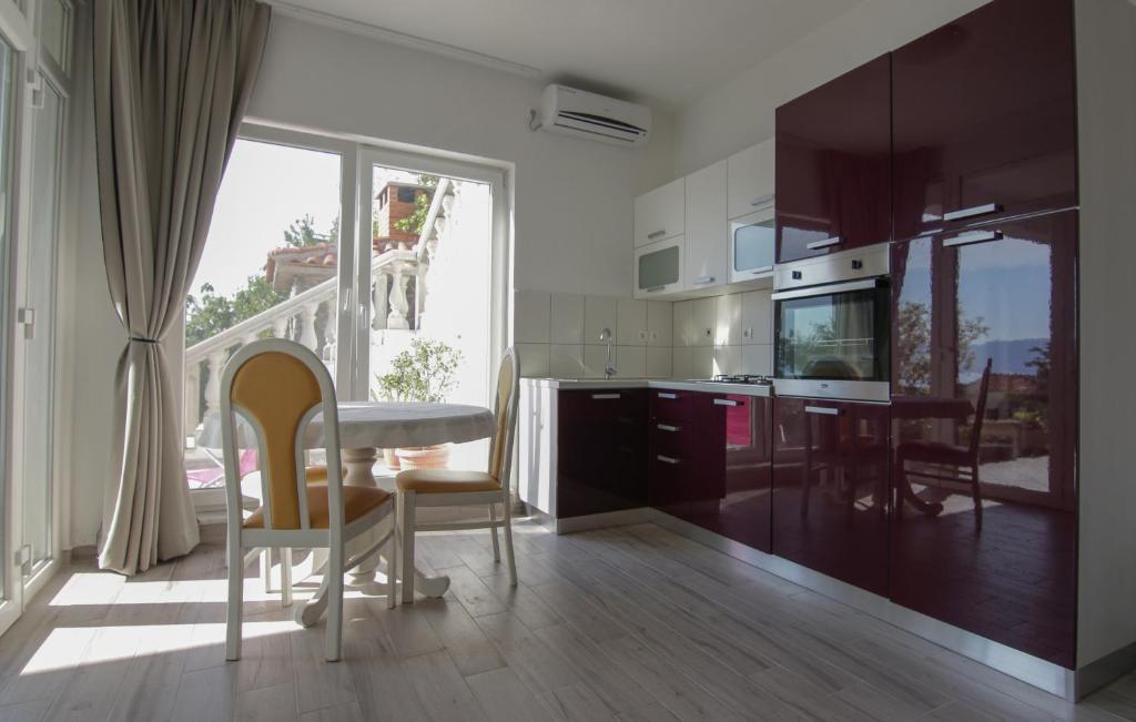 een keuken en eetkamer met een tafel en stoelen bij Apartments Tomas in Senj