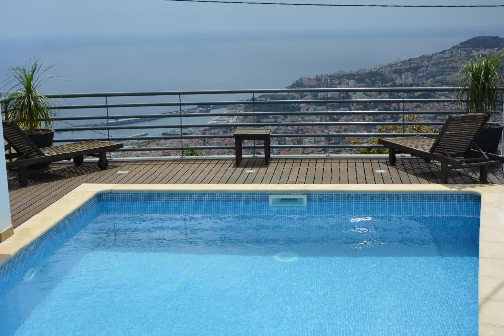 una piscina en un balcón con vistas al océano en Sea and Sun 4 You - Choupana House en Funchal