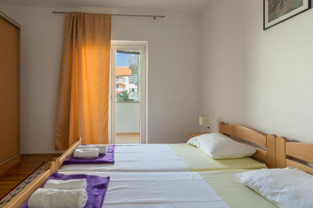 Postel nebo postele na pokoji v ubytování Apartments Novalja Milijan